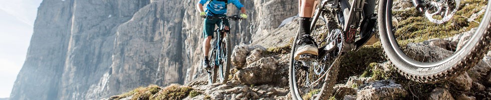 flat pedal mountain bike riders
